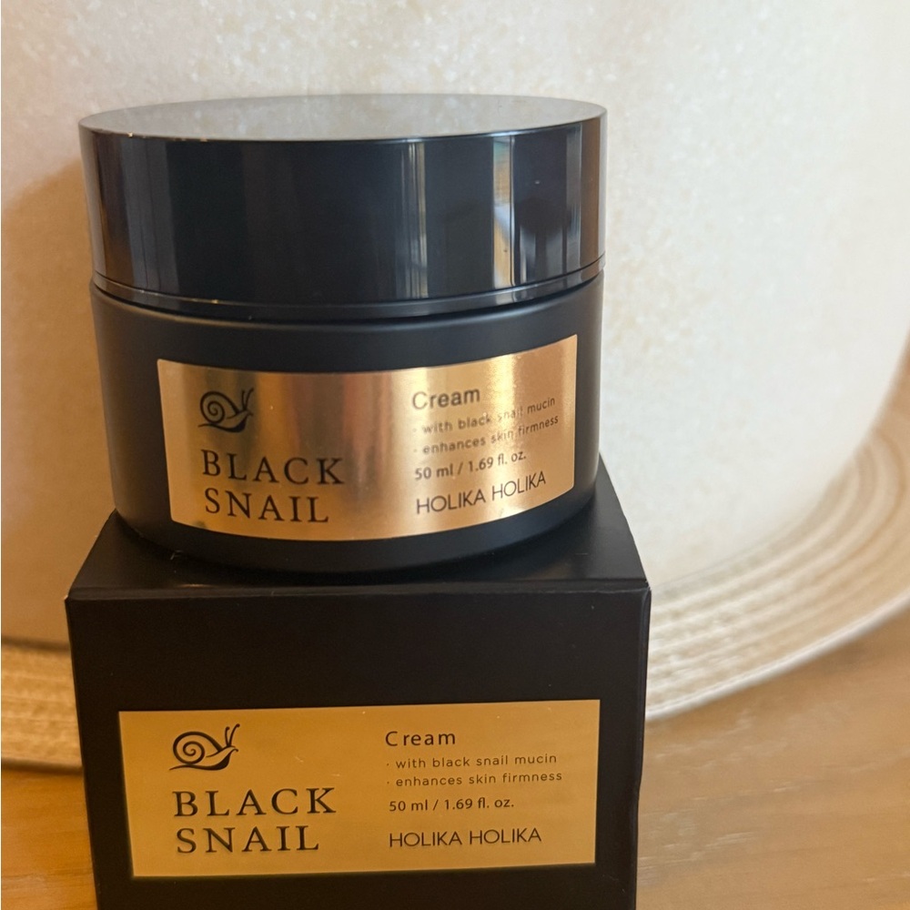 Black Snail Moisturizing Creamr - Black and Gold